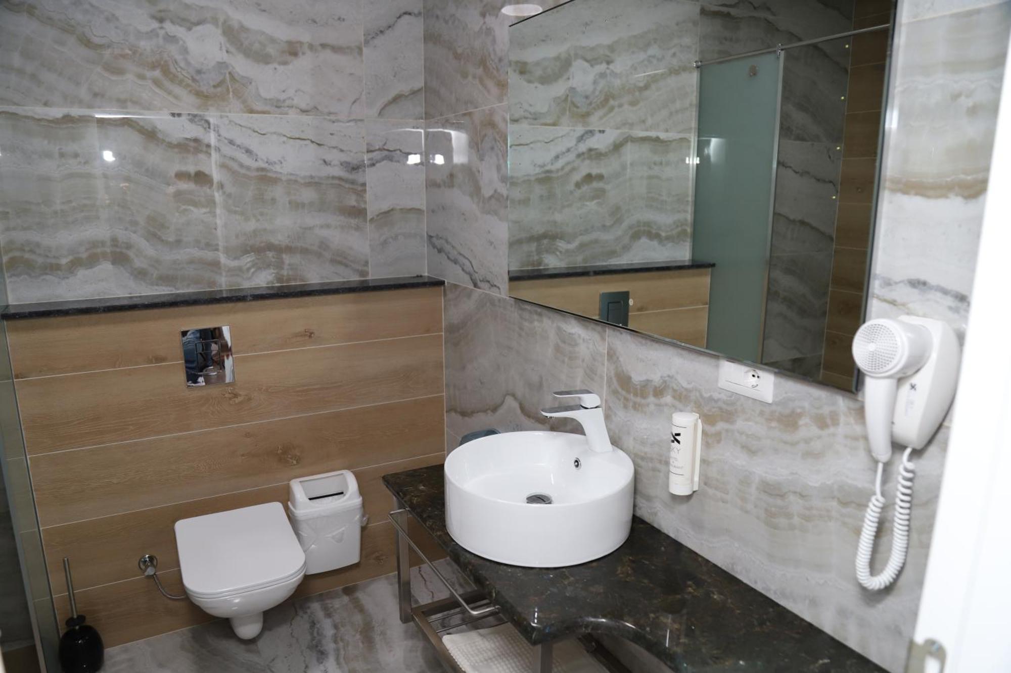 Sky Hotel Prizren Exterior foto