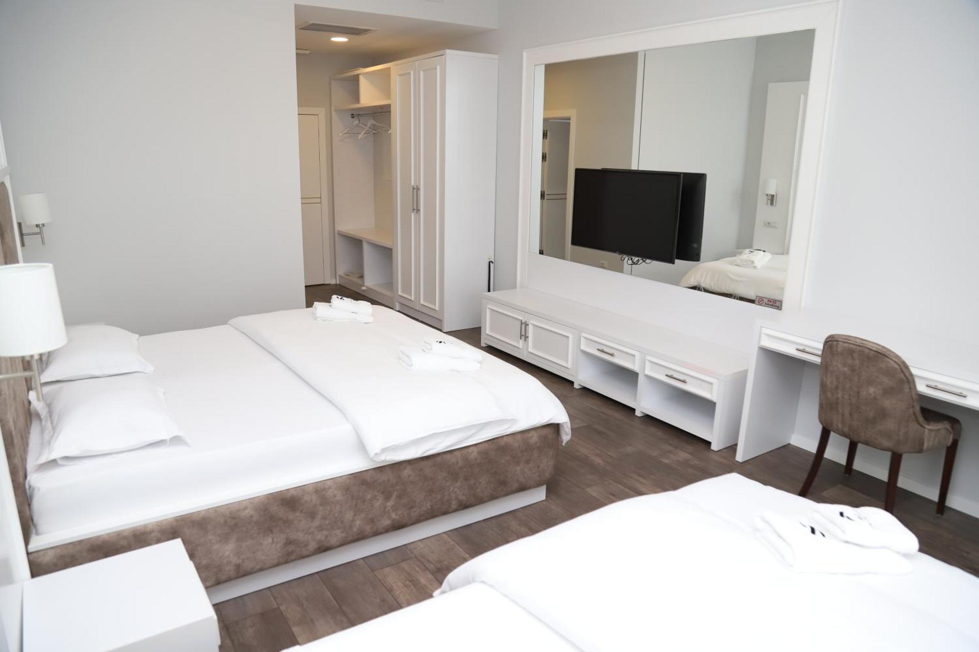 Sky Hotel Prizren Exterior foto