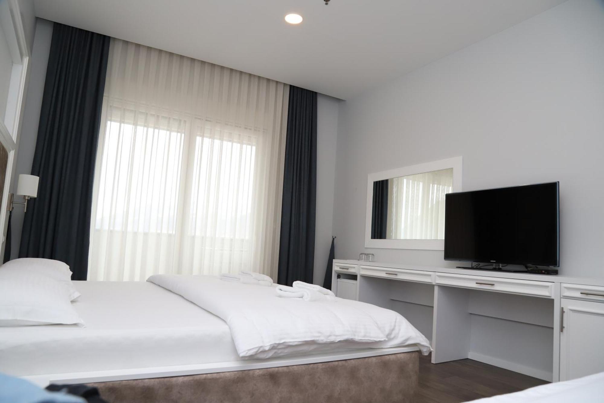 Sky Hotel Prizren Exterior foto